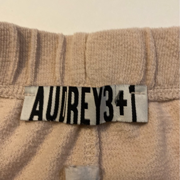 Audrey 3+1 Shorts - Picture 2 of 4